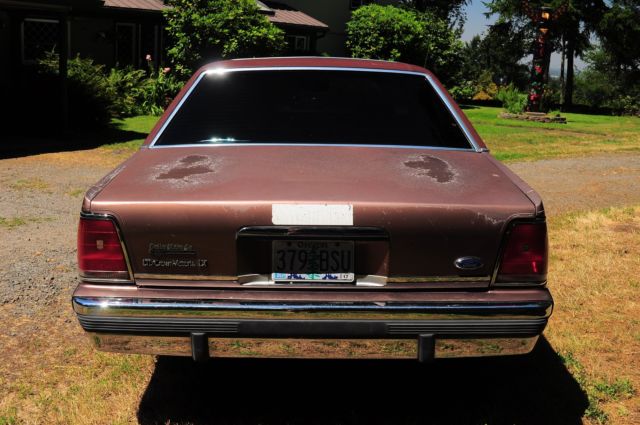 1989 Ford Crown Victoria Base Sedan 4-Door - photo 4