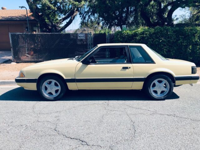 1989 Ford Mustang Sedan Yellow RWD Manual LX 1989 Ford Mustang LX
