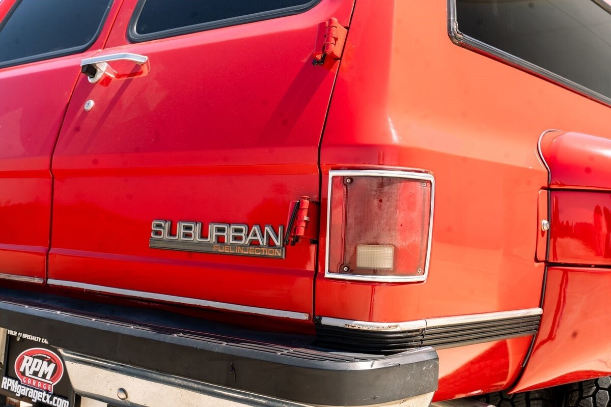 1989 GMC Suburban SLE Restored Rare Dually with a 7.4L V-8 engine - photo 12