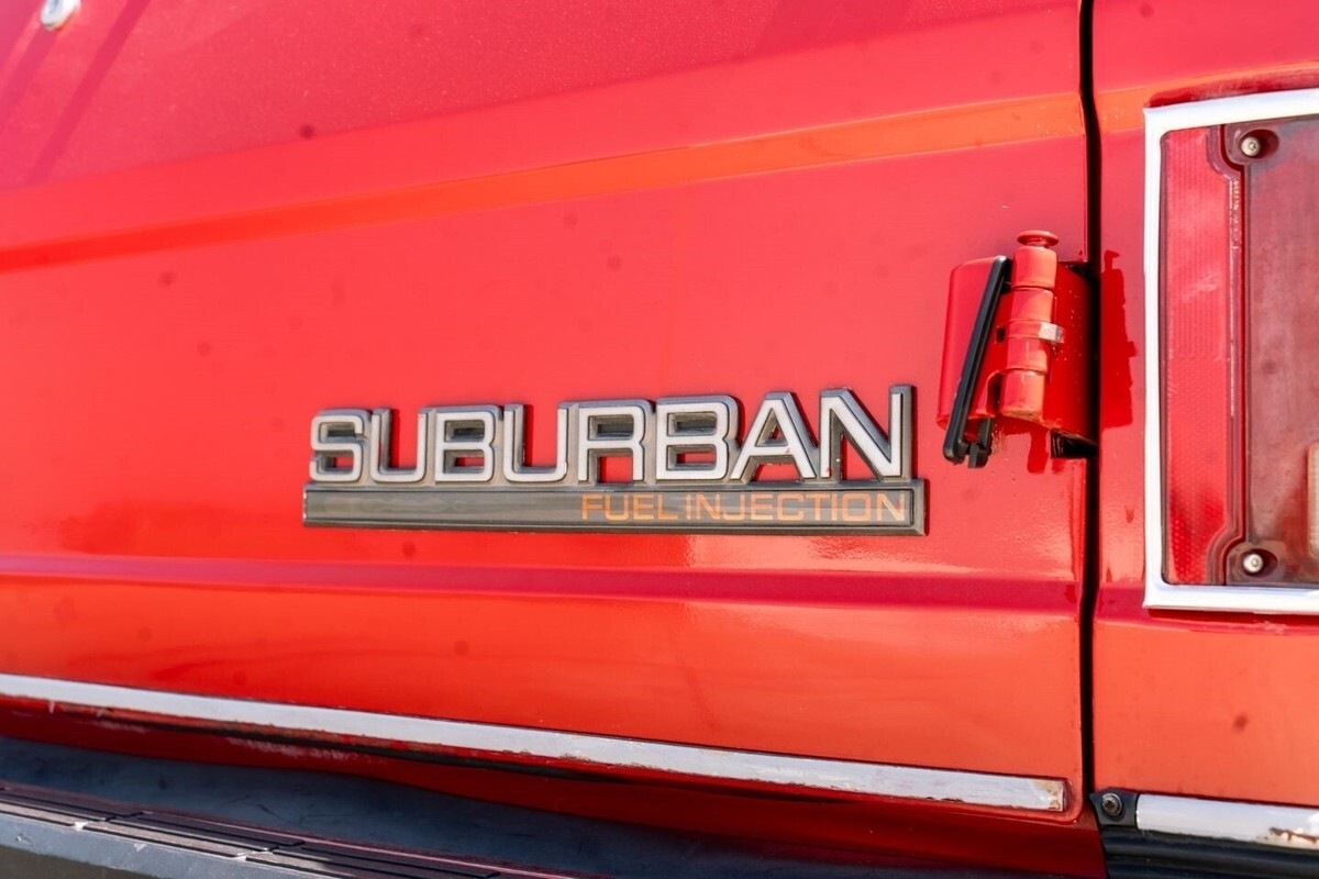 1989 GMC Suburban SLE Restored Rare Dually with a 7.4L V-8 engine - photo 13