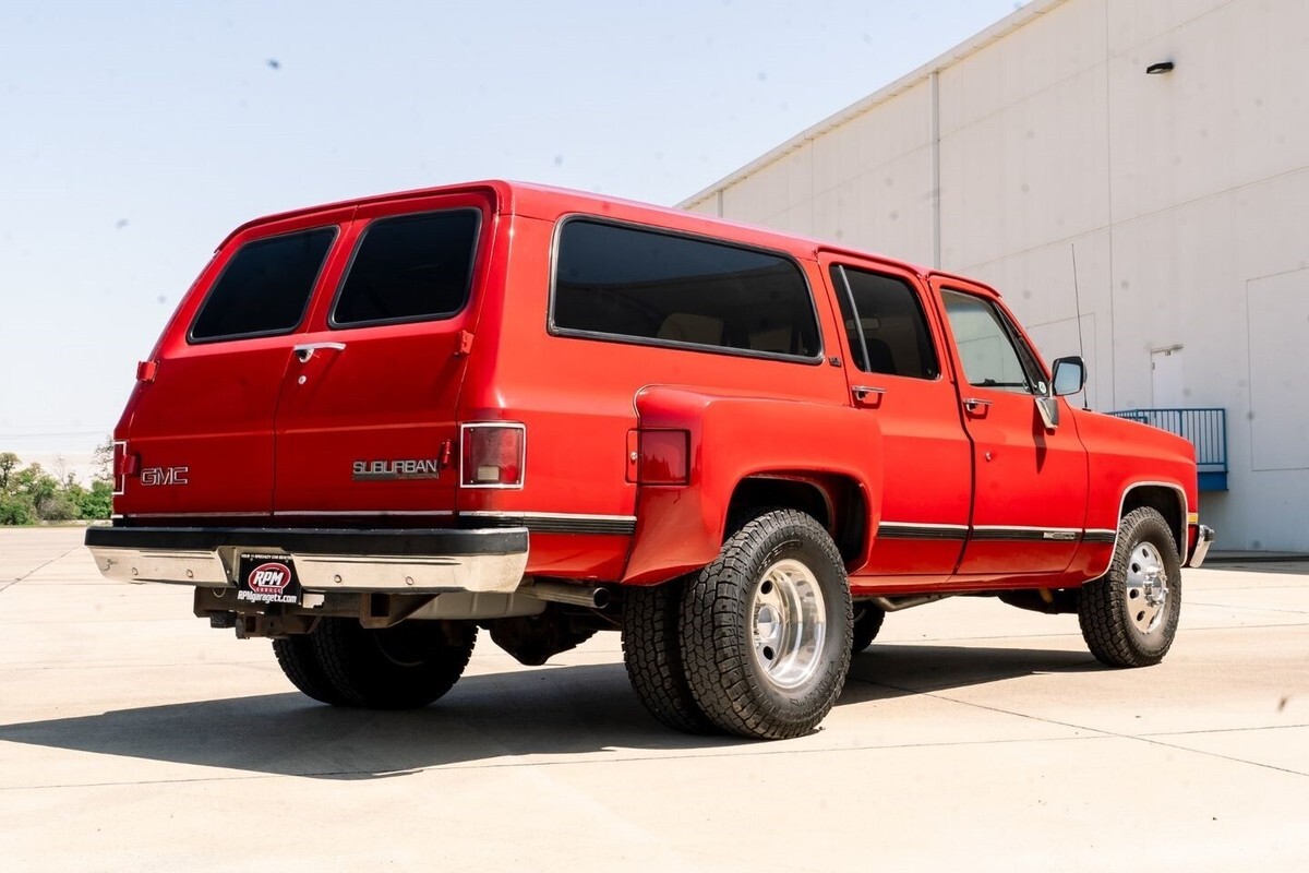 1989 GMC Suburban SLE Restored Rare Dually with a 7.4L V-8 engine - photo 4