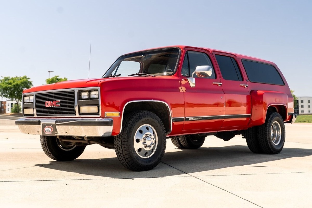 1989 GMC Suburban SLE Restored Rare Dually with a 7.4L V-8 engine - photo 8