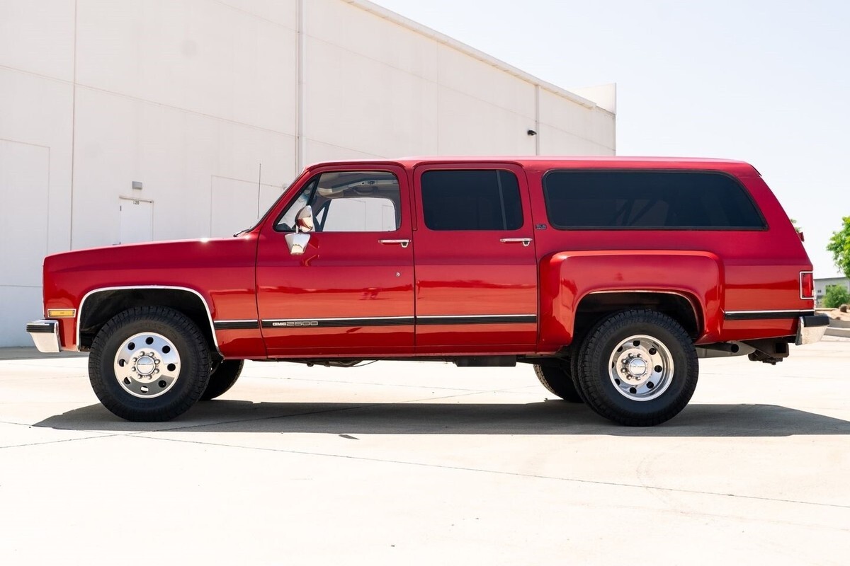 1989 GMC Suburban SLE Restored Rare Dually with a 7.4L V-8 engine - photo 9
