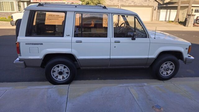 1989 Isuzu Trooper SUV White 4WD Manual II 1989 Isuzu Trooper II