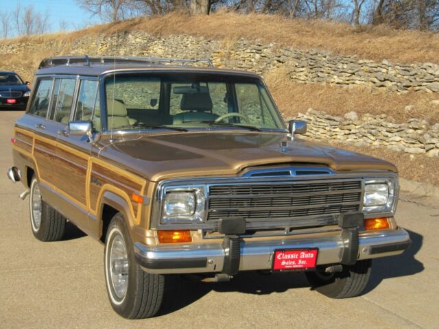 1989 JEEP GRAND WAGONEER Restored Like new- Gold LOADED 4X4 LIKE NEW 8 cyl 4 1989 Jeep Wagoneer Limited--