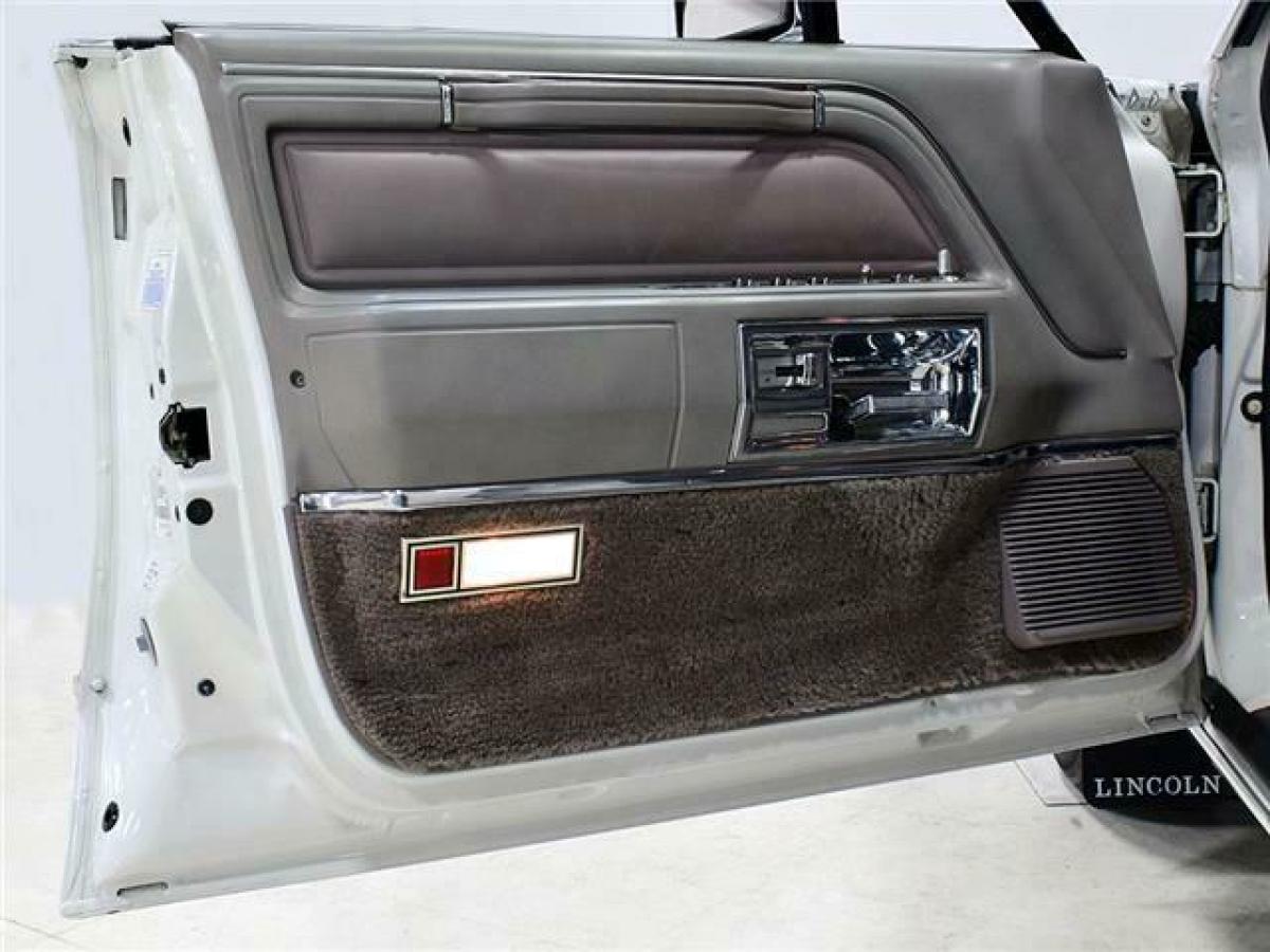 1989 Lincoln Town Car - photo 7