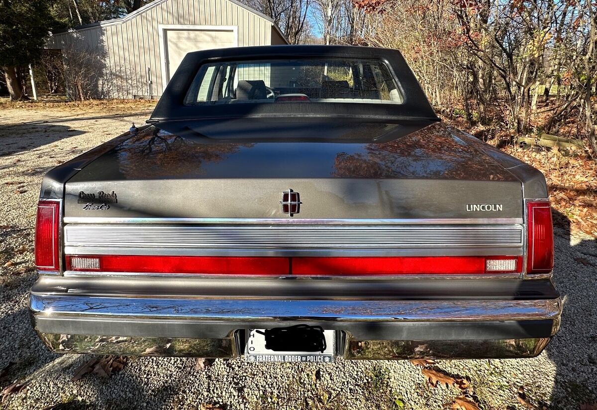 1989 Lincoln Town Car - photo 10