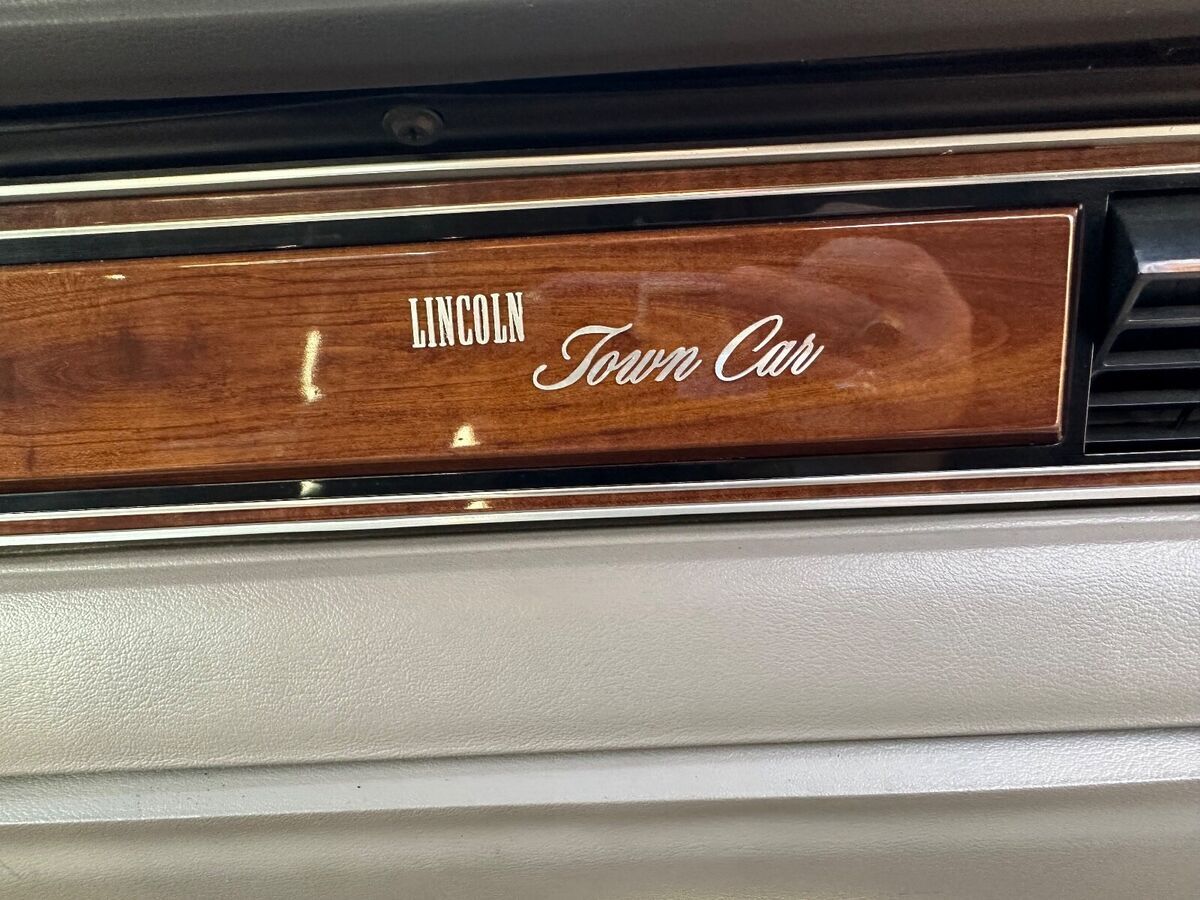 1989 Lincoln Town Car - photo 8