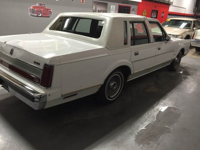 1989 Lincoln Town Car Base 4dr Sedan - photo 7