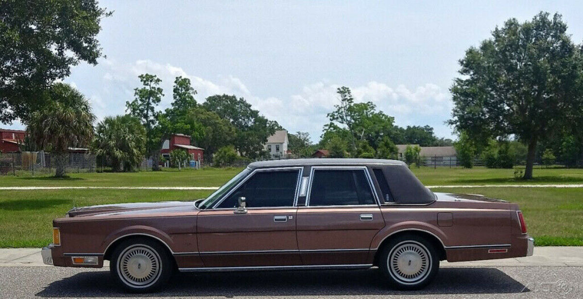 1989 Lincoln Town Car 1989 Lincoln Town Car Clean! only 41,631 pampered miles - photo 2