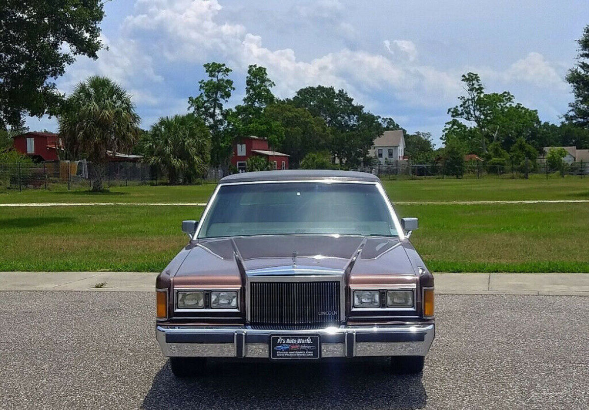 1989 Lincoln Town Car 1989 Lincoln Town Car Clean! only 41,631 pampered miles - photo 8