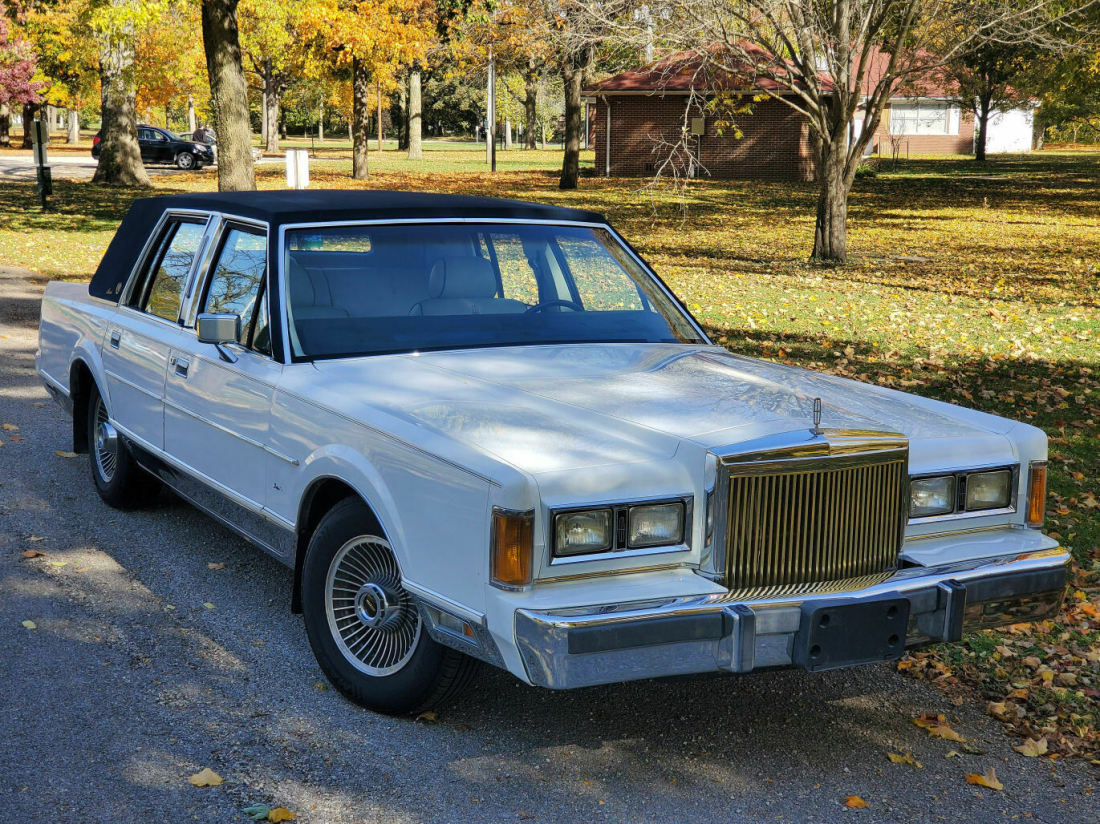1989 Lincoln Town Car Signature Presidential Edition 4 Door Full Size Sedan 1989 Lincoln Town Car