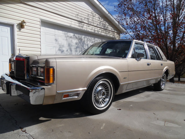 1989 LINCOLN TOWN CAR SIGNATURE SERIES 18K ORIGINAL MILES! 1989 Lincoln Town Car SIGNATURE SERIES