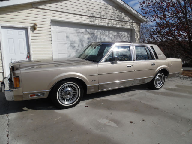1989 Lincoln Town Car SIGNATURE SERIES - photo 2