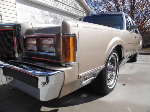 1989 Lincoln Town Car SIGNATURE SERIES - photo 4
