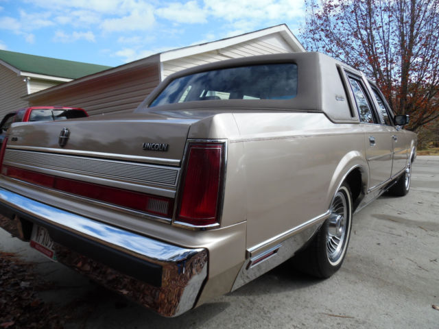 1989 Lincoln Town Car SIGNATURE SERIES - photo 9