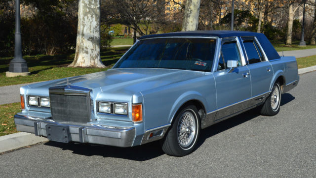 1989 Lincoln Town Car Signature Series 4D Sedan 1989 Lincoln Town Car