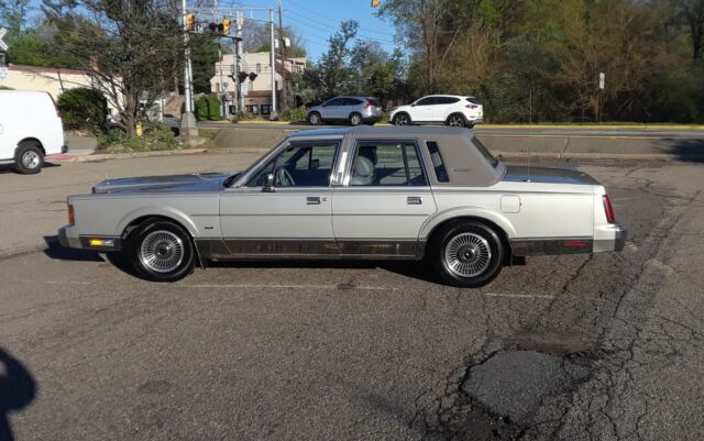 1989 Lincoln Town Car - photo 2
