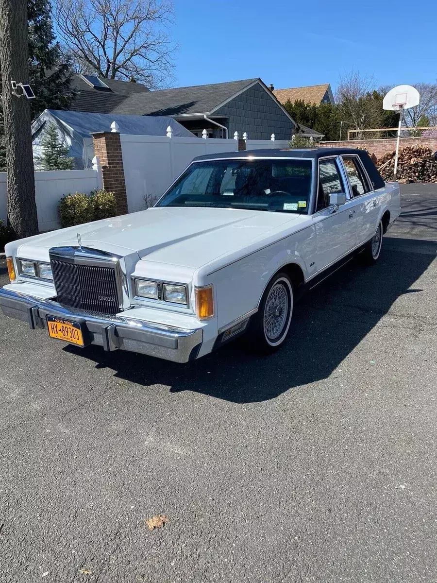 1989 Lincoln Town Car White RWD Automatic SIGNATURE SPECIAL 1989 Lincoln Town Car SIGNATURE SPECIAL