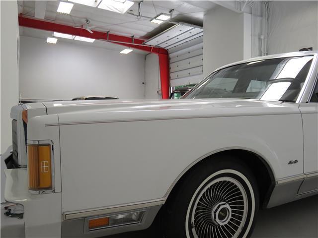 1989 Lincoln Town Car Signature Series - photo 10