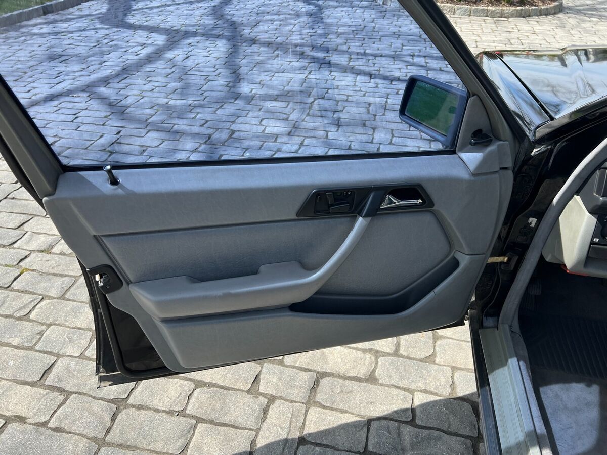 1989 Mercedes-Benz 300-Series - photo 13