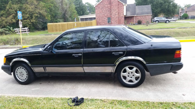 1989 Mercedes-Benz 300-Series 300E. Black. Excellent Condition. 1989 Mercedes-Benz 300-Series Chrome strips on both sides, plus wheel wells