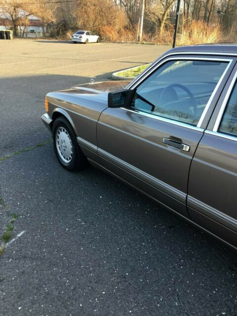 1989 Mercedes-Benz 300-Series Sedan - photo 3