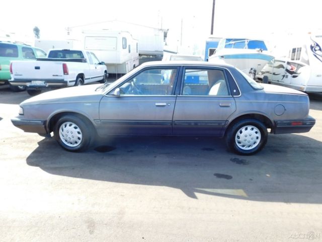 1989 Oldsmobile Cutlass Base Sedan 4-Door - photo 2