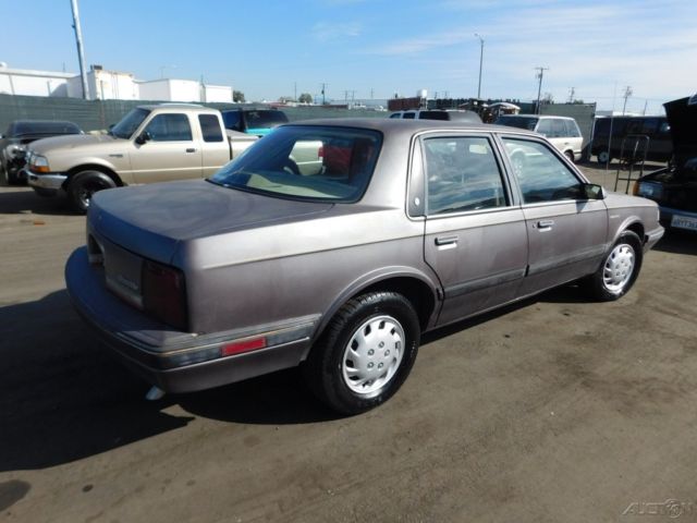 1989 Oldsmobile Cutlass Base Sedan 4-Door - photo 5