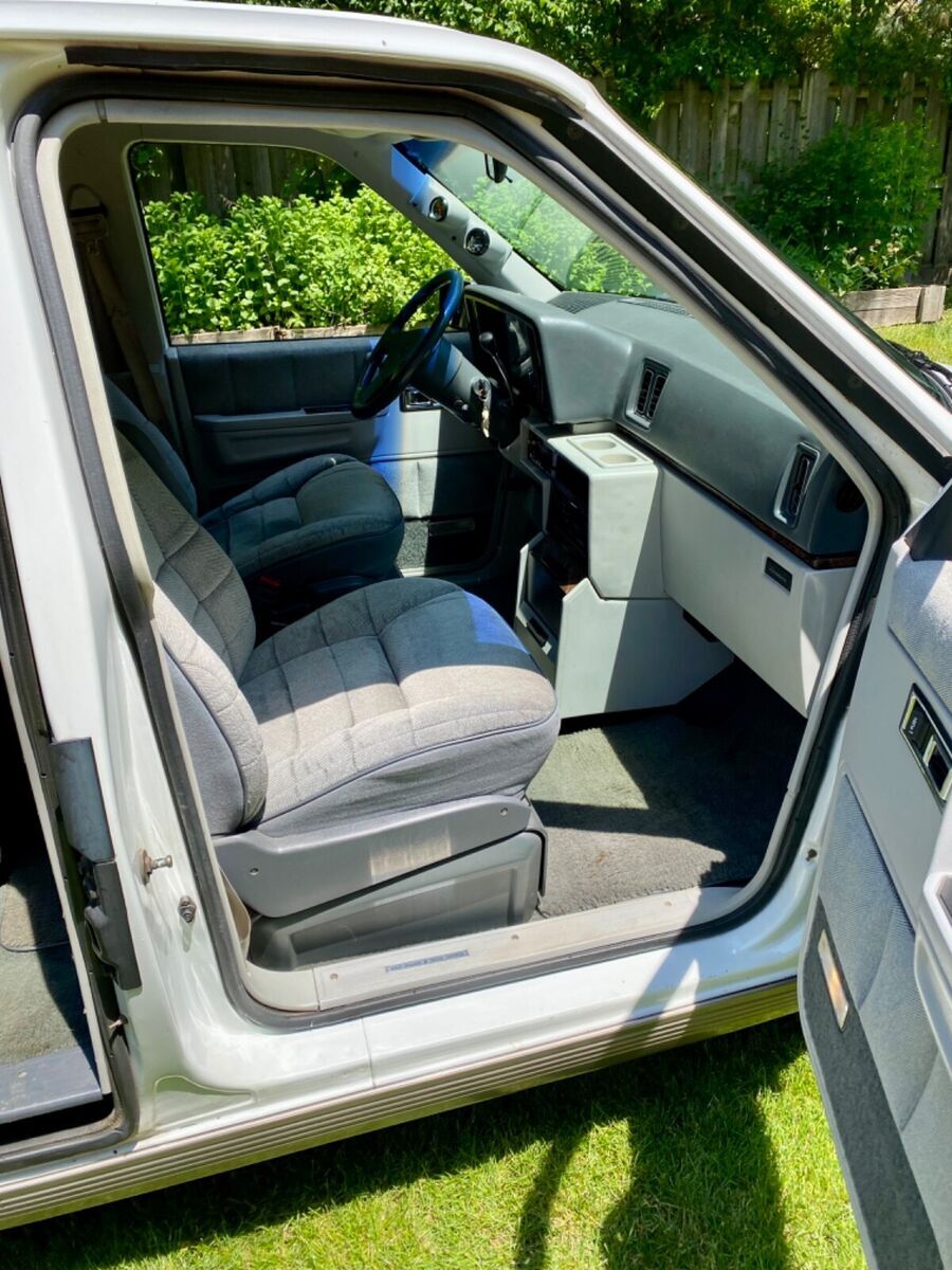 1989 Plymouth Voyager LX - photo 12