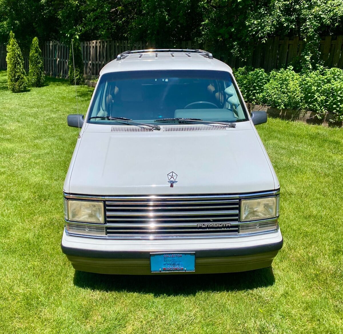 1989 Plymouth Voyager LX - photo 4