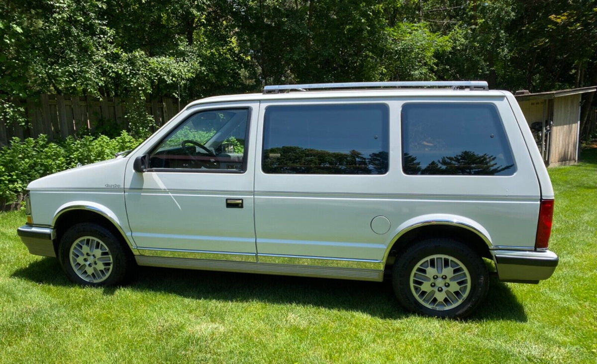 1989 Plymouth Voyager LX - photo 6
