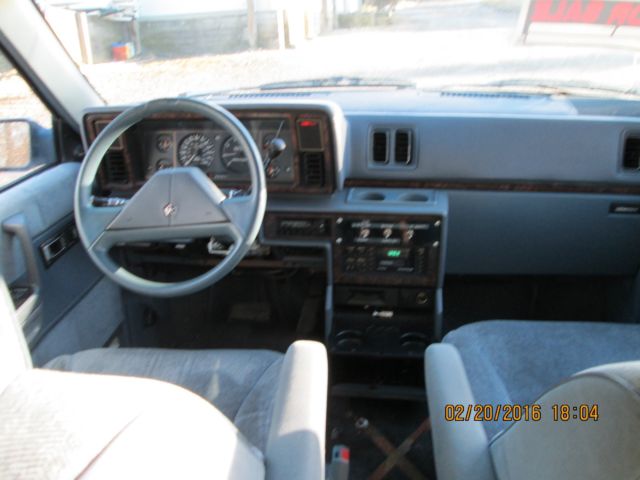 1989 Chrysler Town & Country - photo 4