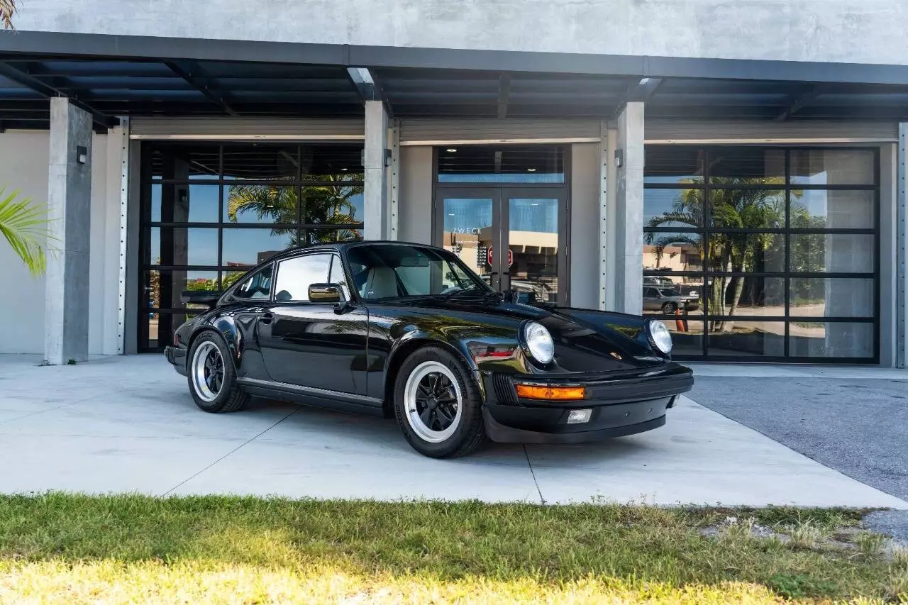 1989 Porsche 911 Carrera 2dr Coupe
