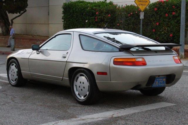 1989 Porsche 928 CD Player, Leather Seats, Sunroof - photo 4