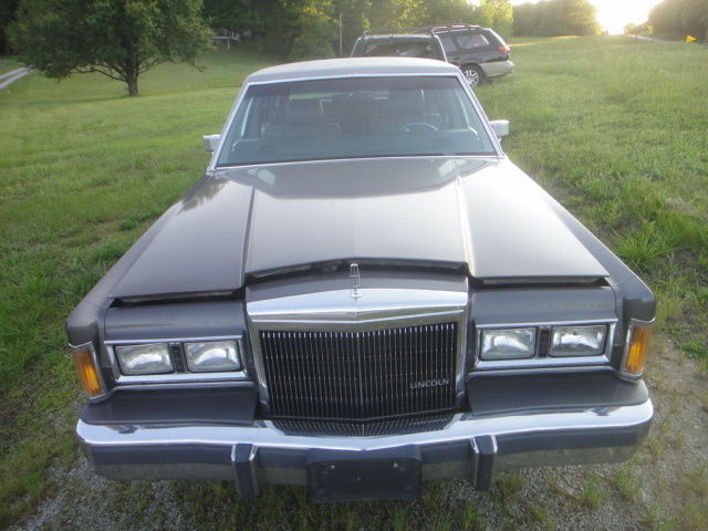 1989 Lincoln Town Car - photo 2