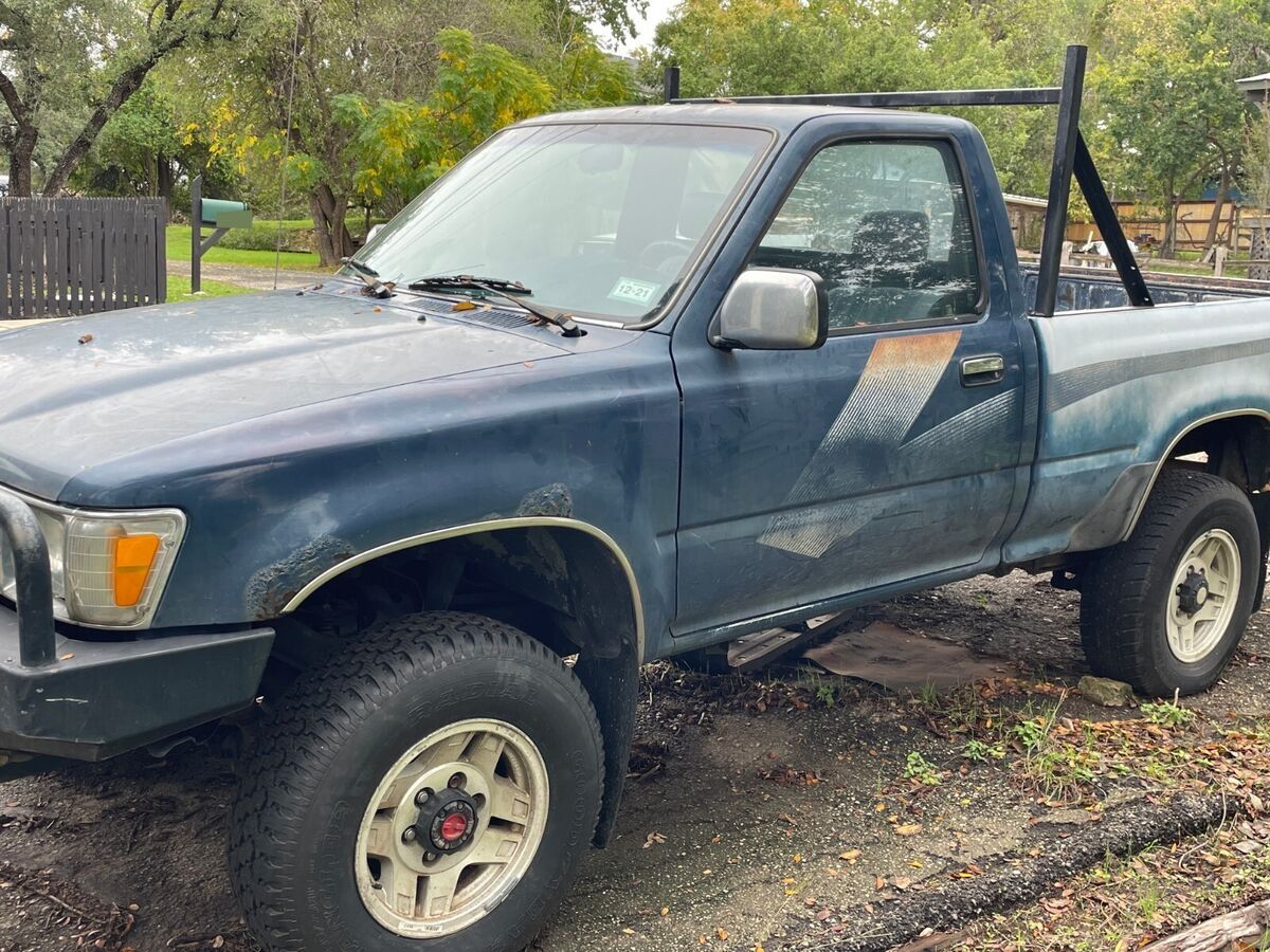 1989 Toyota Pickup DLX 4x4 22RE 2.4L I4 - 5-Speed Manual - ARB Summit bumper 1989 Toyota Pickup