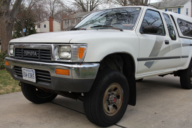 1989 Toyota Pickup DLX Standard Cab Pickup 2-Door 2.4L 1989 Toyota Pickup DX, 4-cylinder, 4WD DX