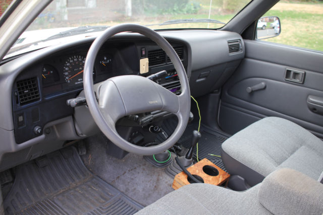 1989 Toyota Pickup DX, 4-cylinder, 4WD DX - photo 9