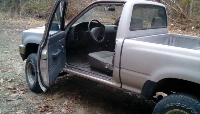 1989 Toyota Pickup 22RE 4WD 5 Speed - photo 6