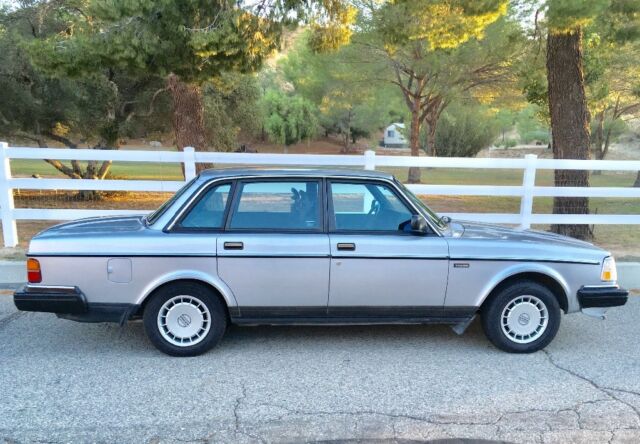 1989 VOLVO 240 DL SEDAN, California Car 1989 Volvo 240 DL SEDAN (California)