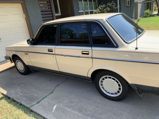 1989 Volvo 240 DL 4dr Sedan - photo 3