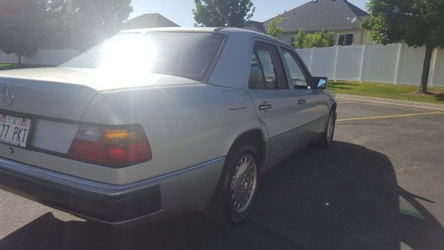 1990 Mercedes-Benz 300-Series 300 E - photo 2