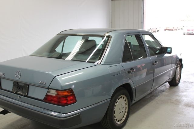 1990 Mercedes-Benz 300-Series 4 Dr - photo 3