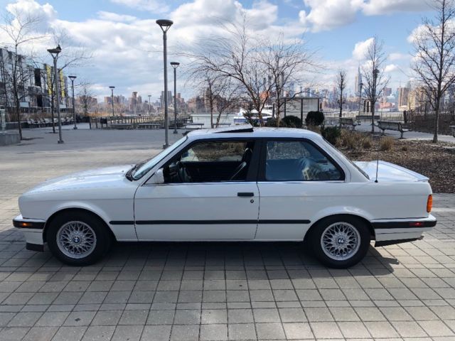 1990 BMW 3-Series 325is - photo 2