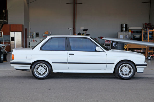 1990 BMW 3-Series Base Sedan 4-Door - photo 2