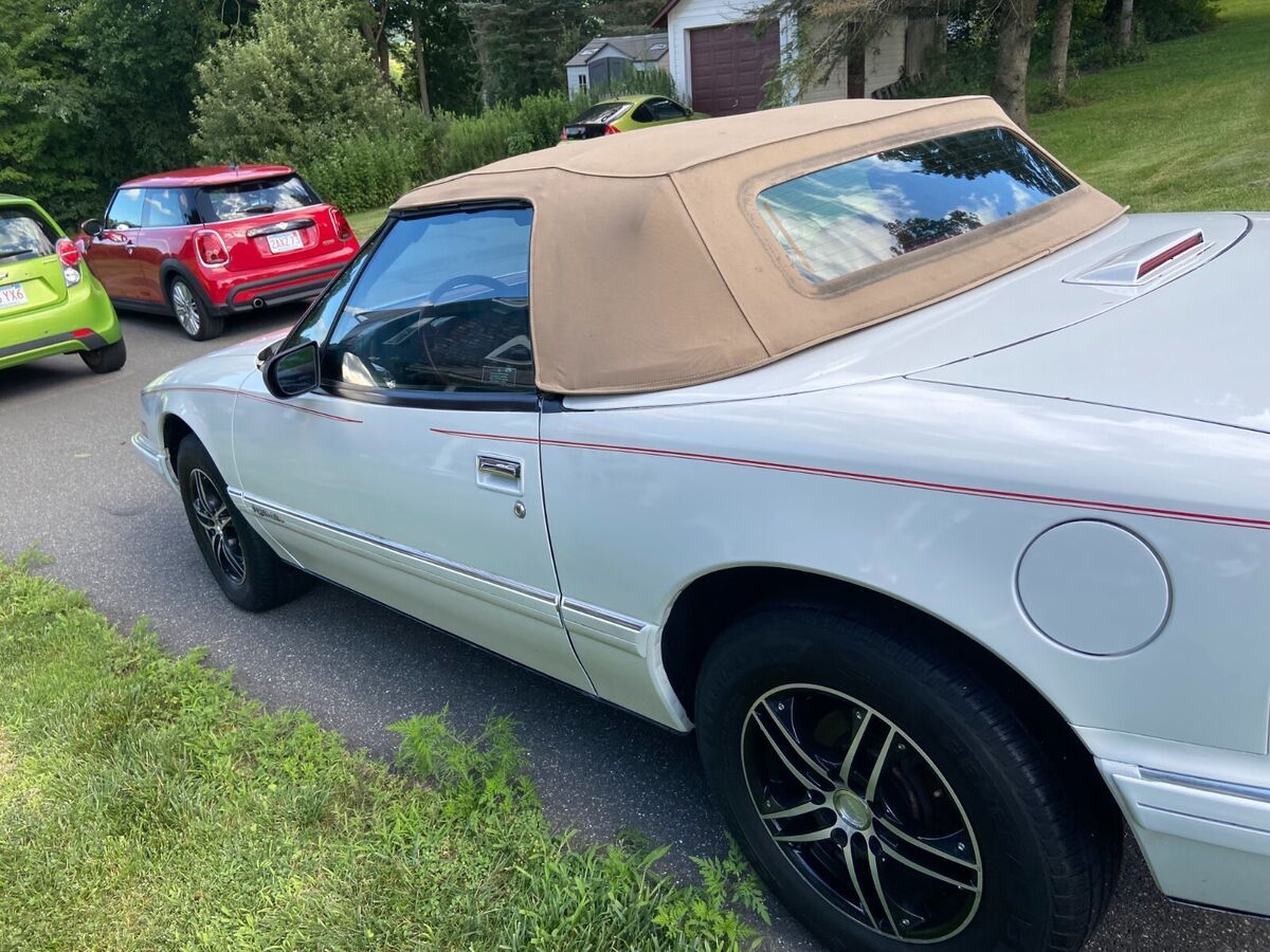 1990 Buick Reatta - photo 2