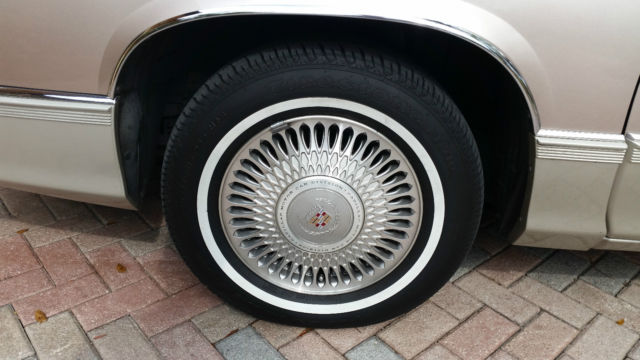 1990 Cadillac Fleetwood 4dr Sedan - photo 4