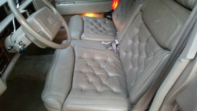 1990 Cadillac Fleetwood 4dr Sedan - photo 9
