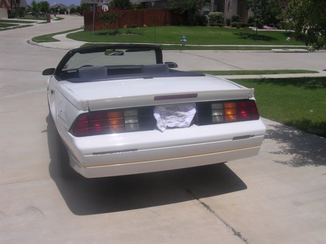 1990 Chevrolet Camaro IROC Z - photo 2